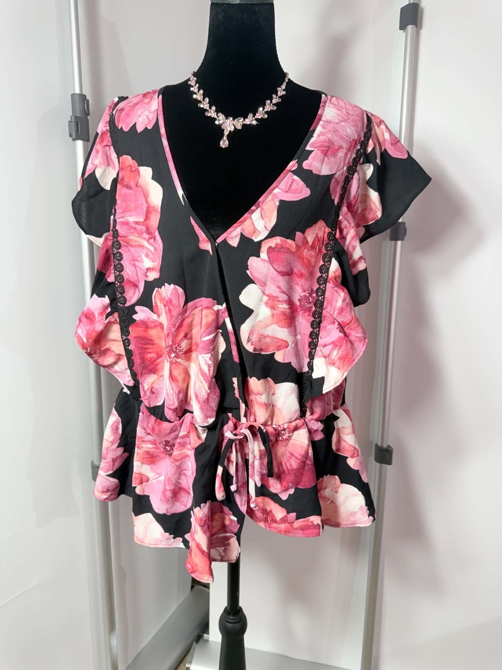 #264 Sofia Jeans by Sofia Vergara 2X Pink Floral Flutter Sleeve Top NWT